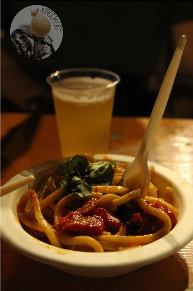 Pasta al sugo e basilico accompagnata da una birra artigianale
